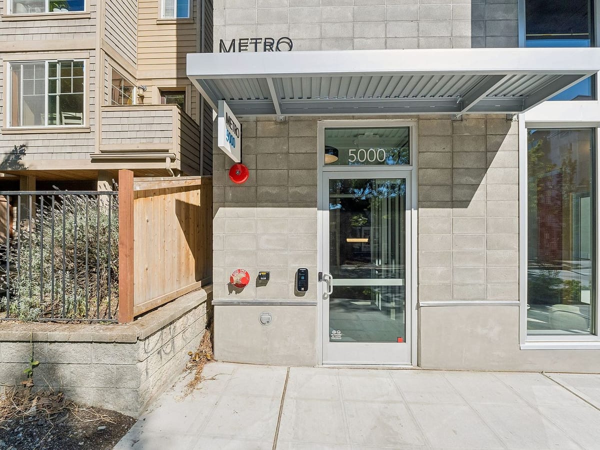 Metro 5000 entry with signage