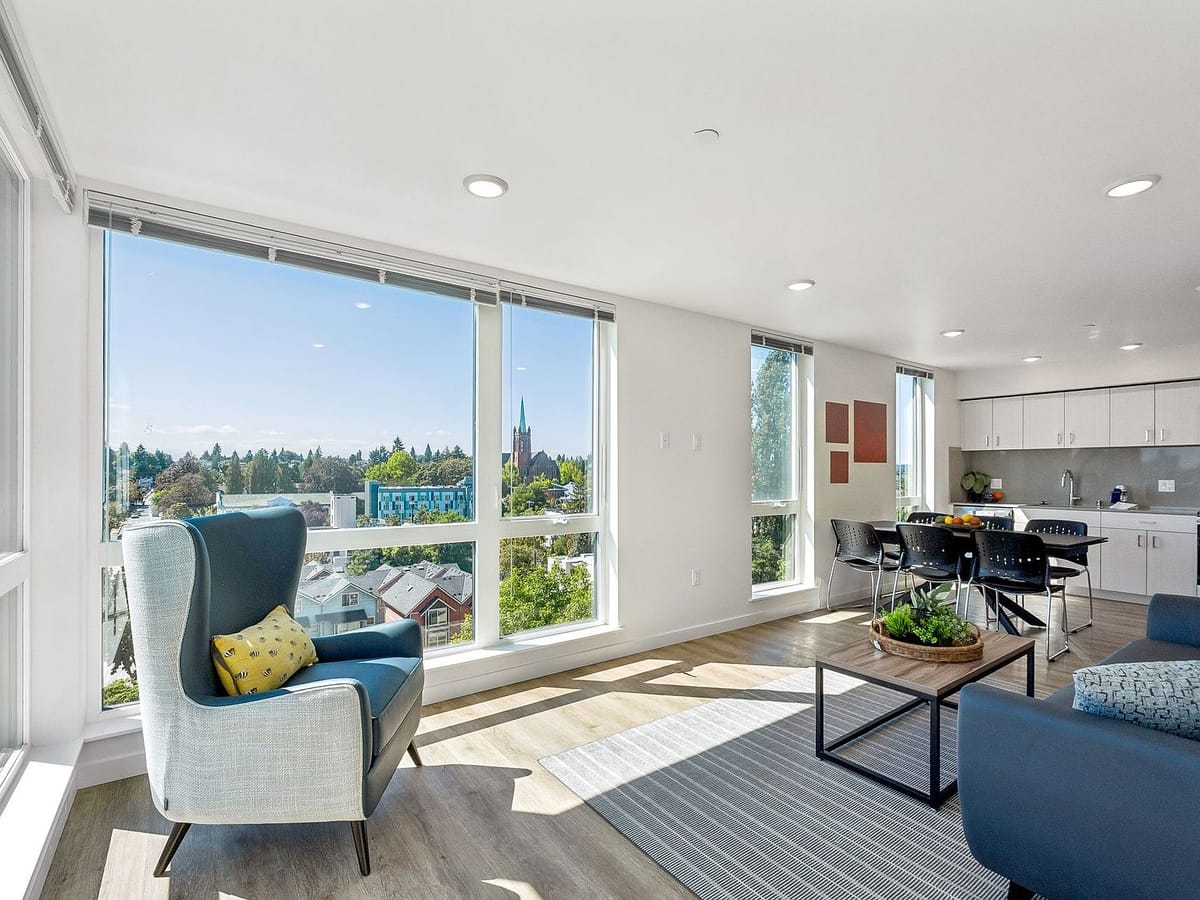 Corner unit with wrap-around windows