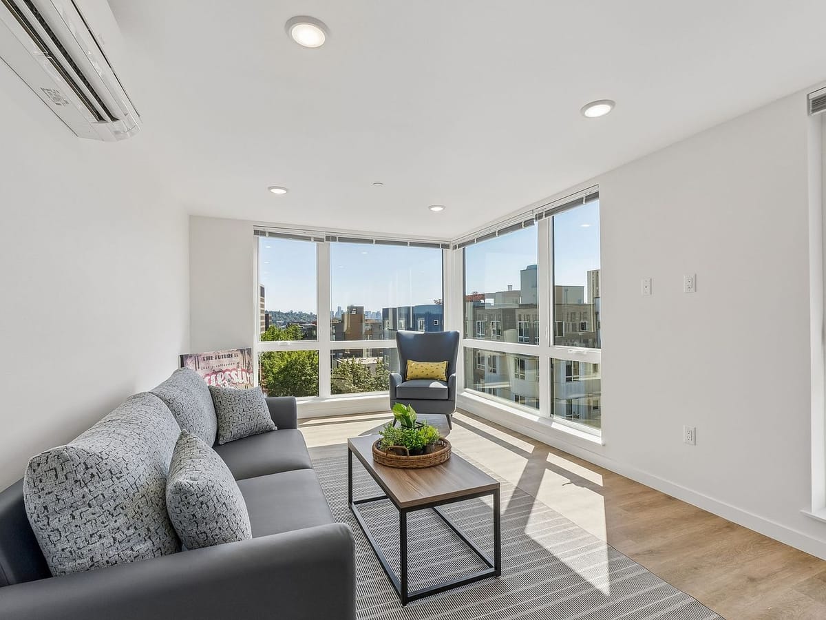 Living room with a view over the neighborhood