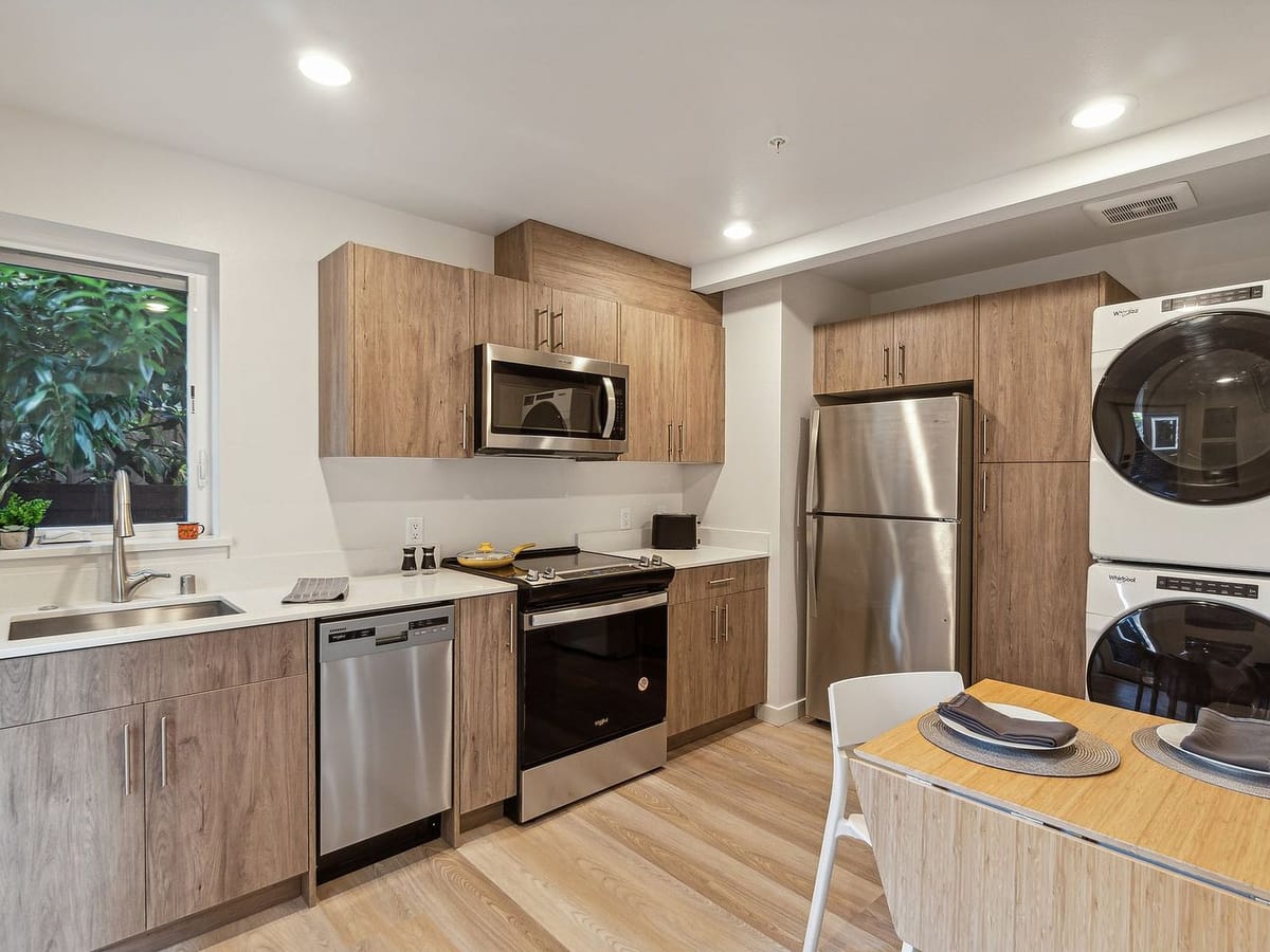 Unit kitchen with full appliances